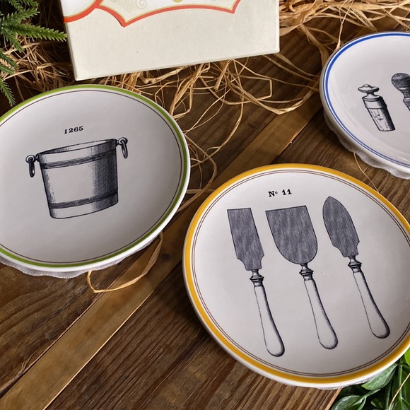 Williams Sonoma Adorable Antique Illustration Cocktail Plates - Set of Four - Picture 3 of 17